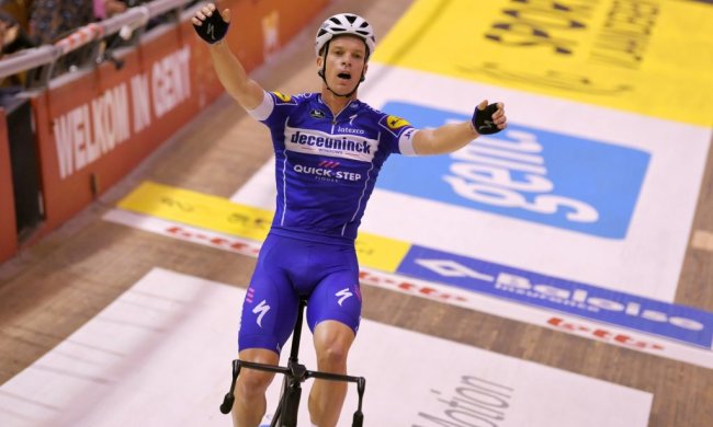 Известного велогонщика дисквалифицировали за пошлое фото с девушкой