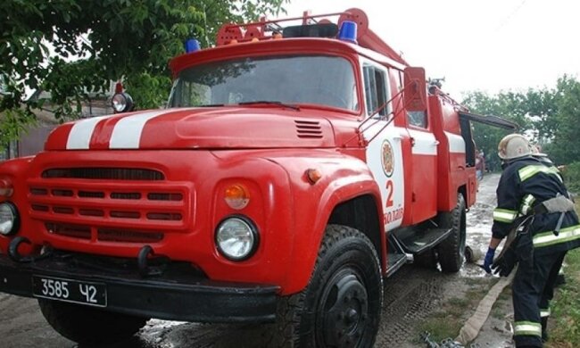 Блискавка підпалила житловий будинок у Миколаєві (ФОТО)