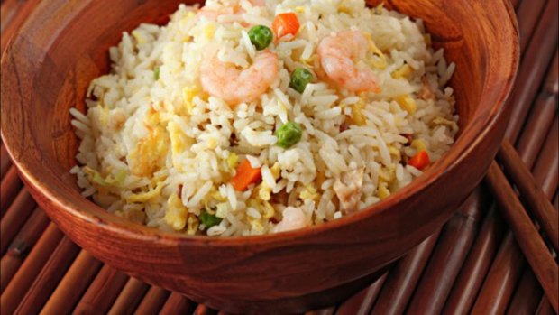 Свежая идея на все случаи жизни: жареный рис с креветками и сладким перцем