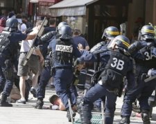 Во Франции российских ультрас проверяет вооруженный спецназ