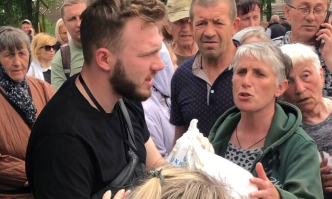 Мешканцям Бородянки доставили необхідний гумвантаж: допомогу від Першого Гуманітарного Банку отримали сотні людей