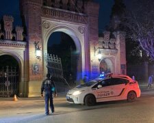 У Чернівцях автомобіль зніс ворота нацуніверситету, фото нацполіції