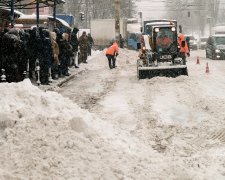 Посреди заснеженного Киева решили проложить водопровод: самое время