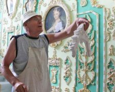 Не надеясь на коммунальщиков: киевлянин превращает дом в произведение искусства