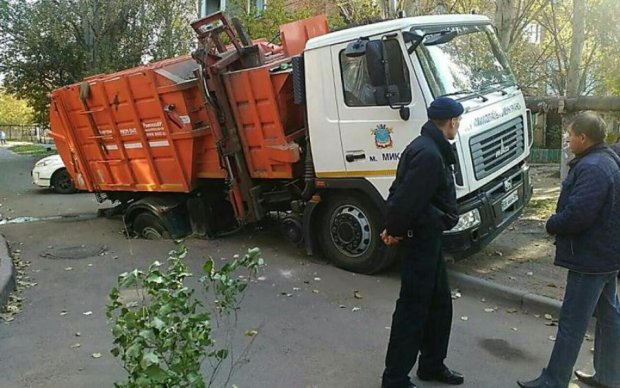 Дыра размером с бездну: в Киеве асфальт "проглотил" транспорт