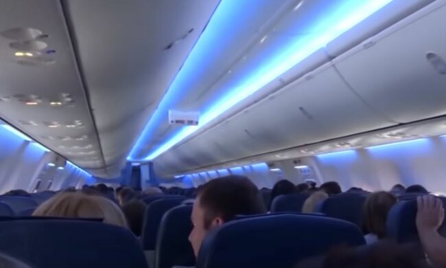 Салон літака, скріншот: YouTube