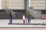 Батьки з дитиною, фото: кадр з відео