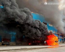 Пожар на складе логистической компании в Днепре в результате российской атаки