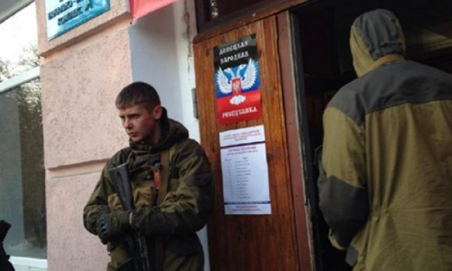 Мітингувальників під Донецькою адміністрацією розігнали автоматники
