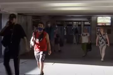 Люди на вулицях, скріншот: Youtube