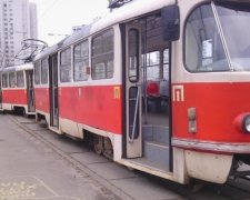 Старий трамвай зійшов з рейок на Троєщині (фото)