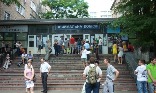 Родители, вам лучше присесть: столько придется заплатить за обучение в вузах Украины