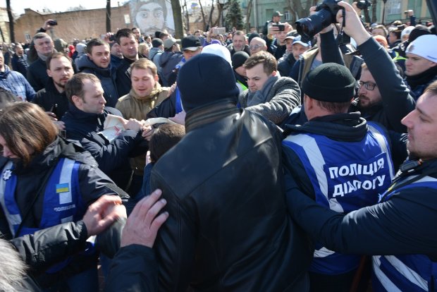 В результаті плакат все ж вдалося забрати і порвати