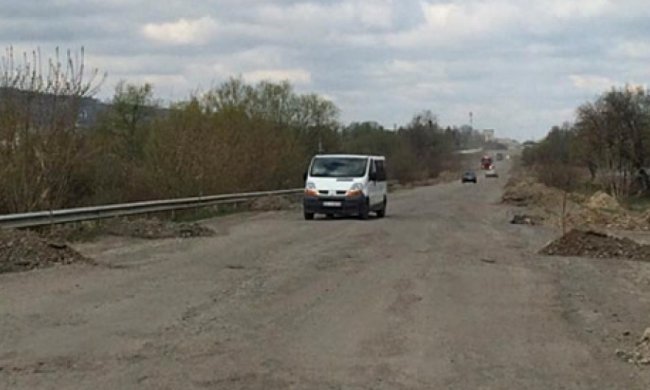 Жителі Тернополя обурені ремонтом «дороги смерті» біля Золочева (фото)