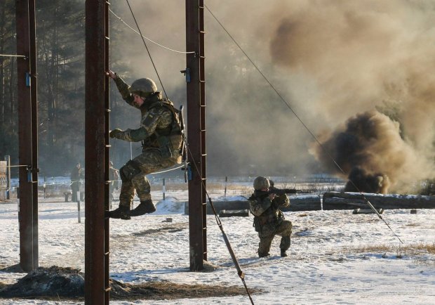 Неделя военного положения в Украине: сборы резервистов, транш МВФ, "тревожная аптечка" и многое другое