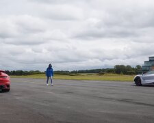 Porsche 911 Turbo S vs McLaren 720S скришот видео