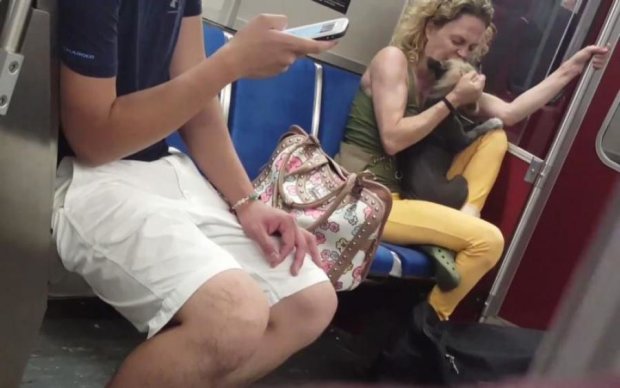 Здичавіла пасажирка метро покусала собаку