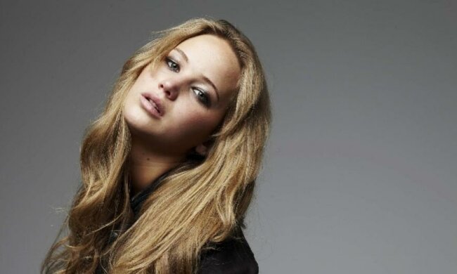 Дженнифер Лоуренс засветилась в откровенном платье