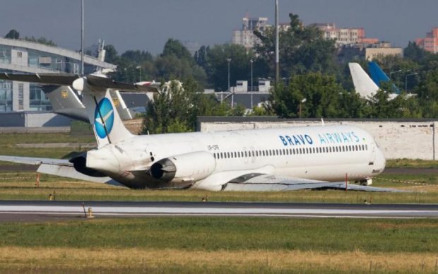 Моторошні крики: момент аварійної посадки літака в Києві показали очима пасажирів