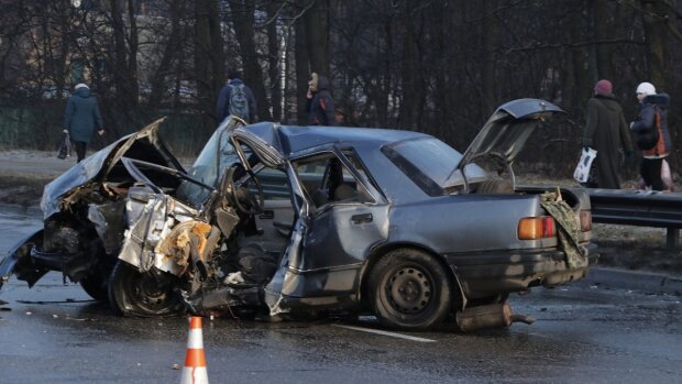 В Киеве неуправляемый Mitsubishi влетел в Ford, искореженный металл раздавил водителя: кадры для "крепких орешков"