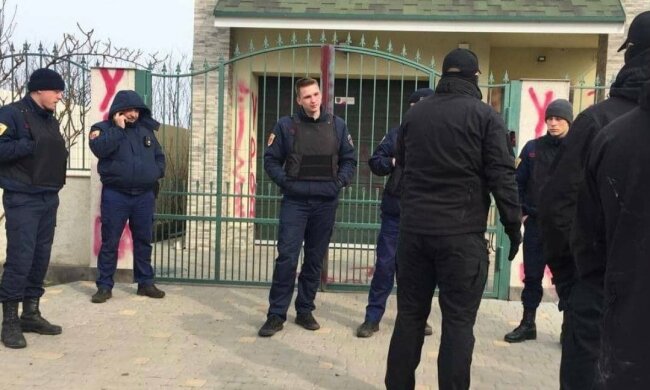 В Одесі активісти "прикрасили" будинок шкуродера, який задушив кота, почалась бійка