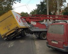 ДТП в Одесі: служба доставка зіткнулася з автовишкою (фото)