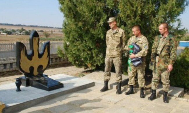 В Одессой области открыли памятник погибшему 19-летнему воину АТО (фото)