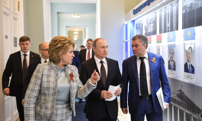 "Наколотые" Путин с подругой довели до истерики соцсети: двое из ларца