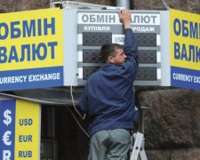 Долар по 28: українців налякали тривожним прогнозом