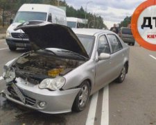 Відразу чотири автівки зіткнулися на Обухівській трасі (фото)