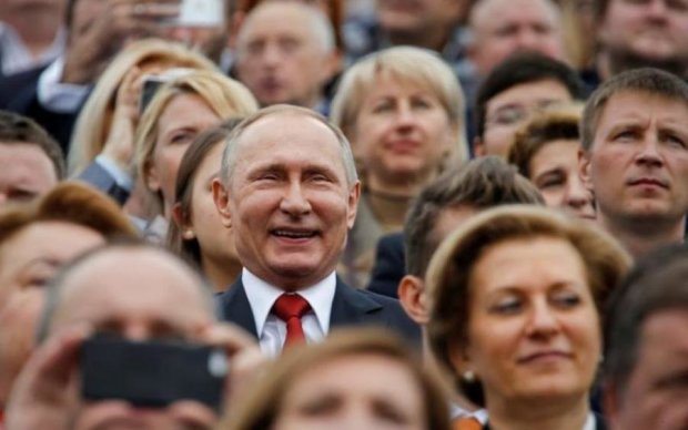 Россияне упали на колени перед Путиным: видео