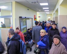 Коронавірус бабусь не зупинить - черги з пенсіонерів захопили відділення Ощадбанку