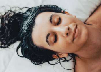 Мокре волосся, кадр з відео