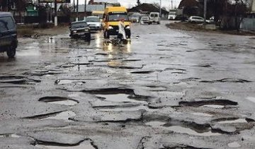 Українські дороги виявилися в п'ятірці найгірших у світі