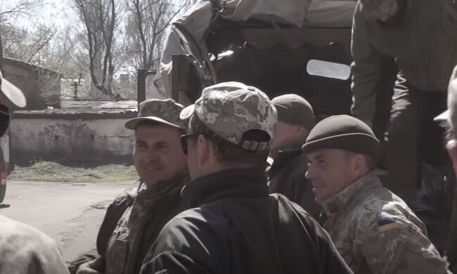 Украинские военнослужащие, скриншот: Youtube
