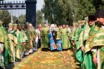 Митрополита в Білорусі зустрічали доріжкою з живих квітів (фото)