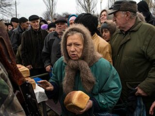 Пенсіонерка з хлібом, фото з вільних джерел