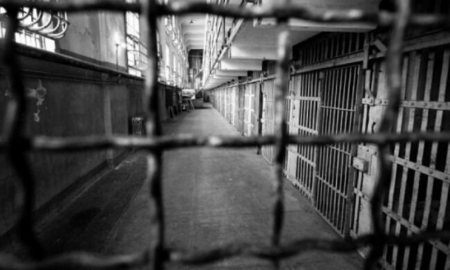 Працівник в'язниці допоміг зґвалтувати в'язня