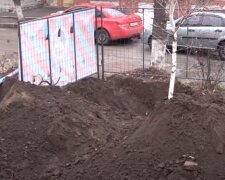 Комунальники Кернеса залишили харків'ян без води і з величезною ямою під вікнами - солдат спить, служба йде