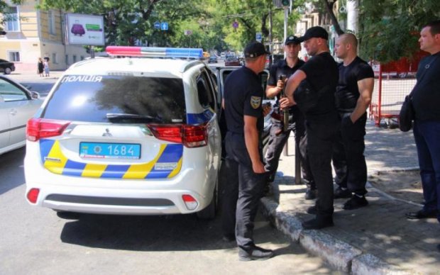 Дві банди тітушок влаштували екшн у центрі Одеси: фото
