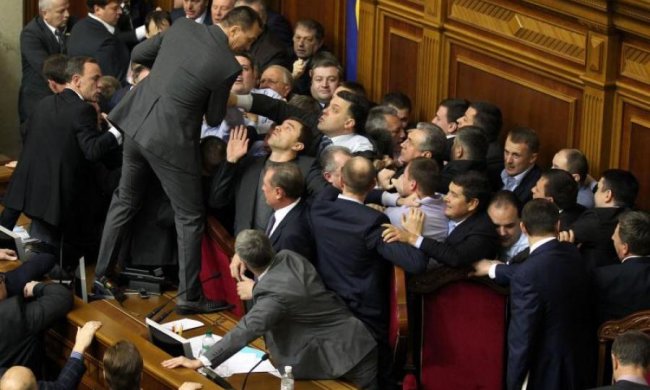 Главное за ночь: кровавая драка нардепов и новые зарплаты в Украине