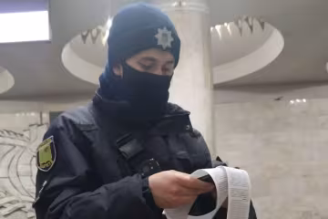 В Харькове копы устроили "облаву" на "голых" пассажиров метро: "Кому штраф?"