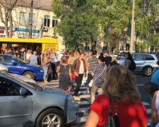 "Дайте світло і воду": у Києві мешканці "будинків Войцеховського" перекрили проспект, - куди краще не їхати