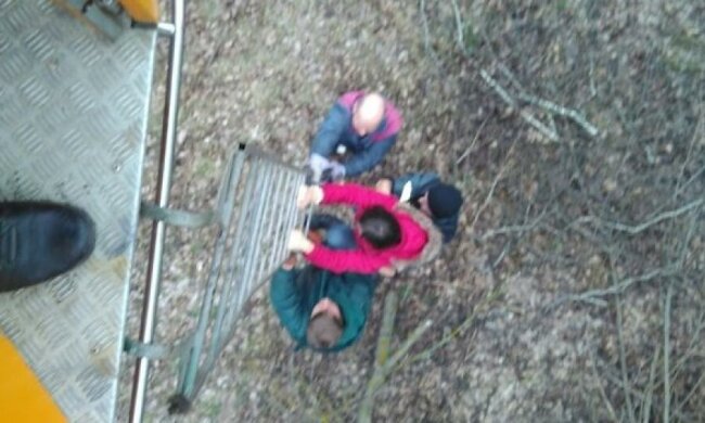 Авария на канатной дороге: люди два часа висели на высоте 20 метров (фото)