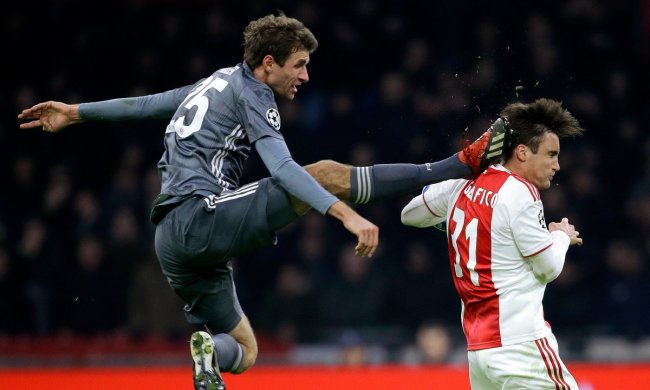 Томас Мюллер вдарив суперника ногою в голову і отримав червону картку