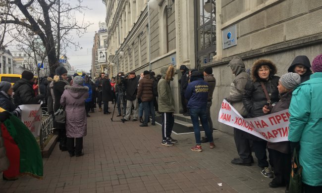 Малюків зігрівають пляшками, пацієнти замерзають у лікарні, закриваються школи: від Кривого Рогу до Шепетівки українців добиває "неочікувана" зима