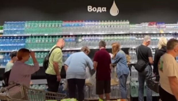 Вода зникає з супермаркетів. Фото: Telegram