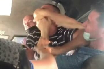 У Дніпрі неадекват в смужку перетворив маршрутку на ринг: "Вийди, голий"