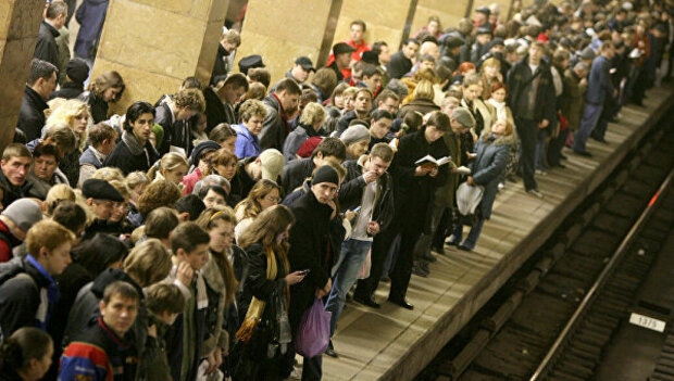 "Лізли по головах": у київському метро виникла масова тиснява, - перші кадри кошмару