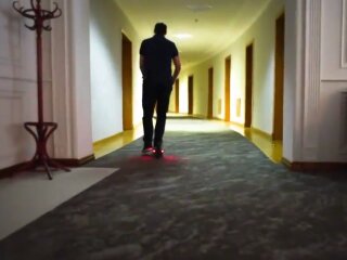 Олексій Гончарук на самокаті, скрін з відео